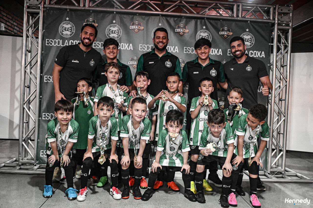 Alunos e professores da Escola Coxa com medalhas na Coxa Cup