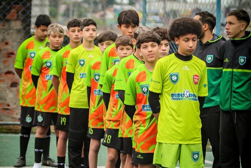 Turma Sub-15 durante orientação tática
